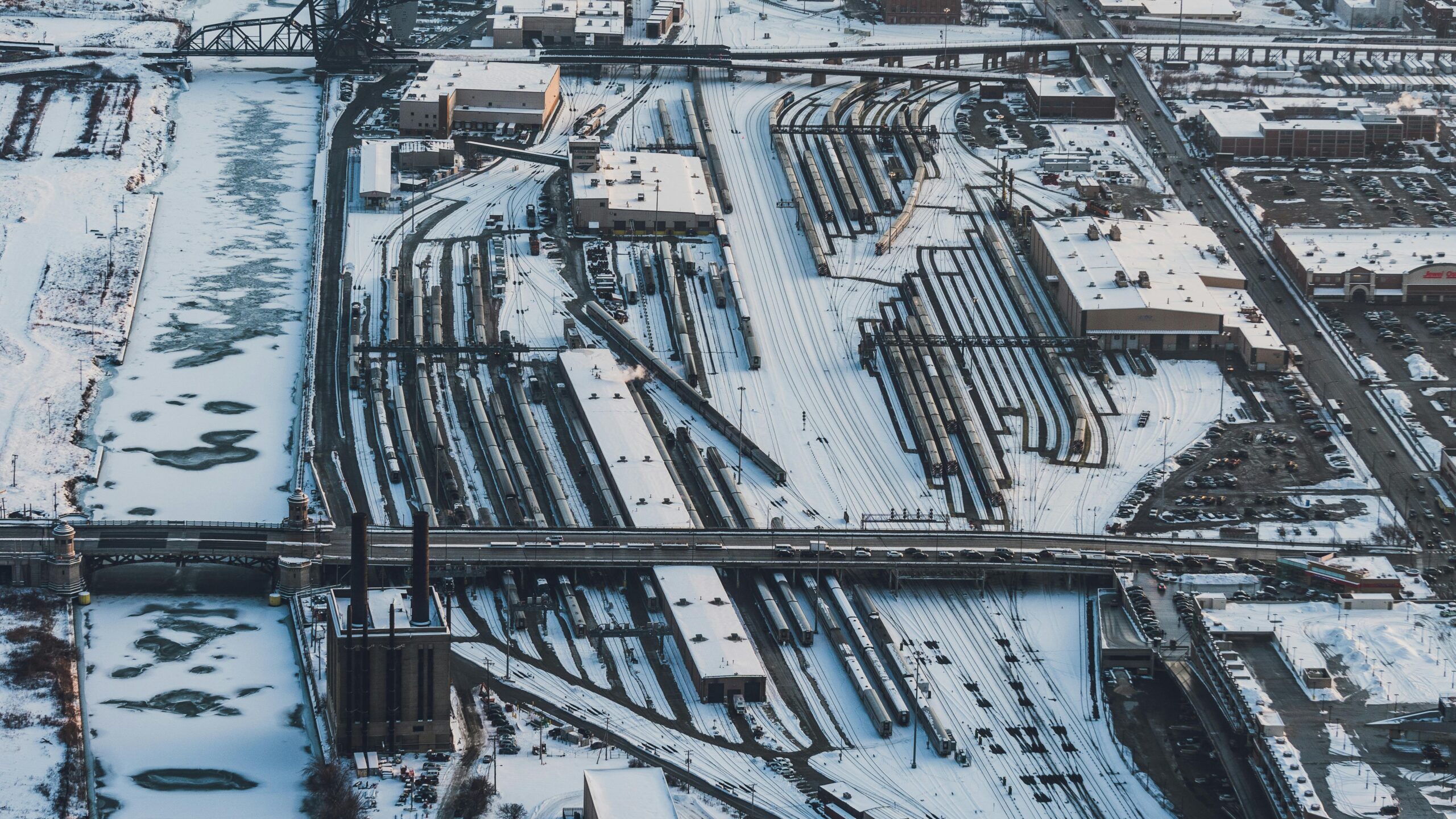 Schneebedeckte Industrie- und Gewerbefläche mit geräumten Zufahrten und Parkplätzen – professioneller Winterdienst